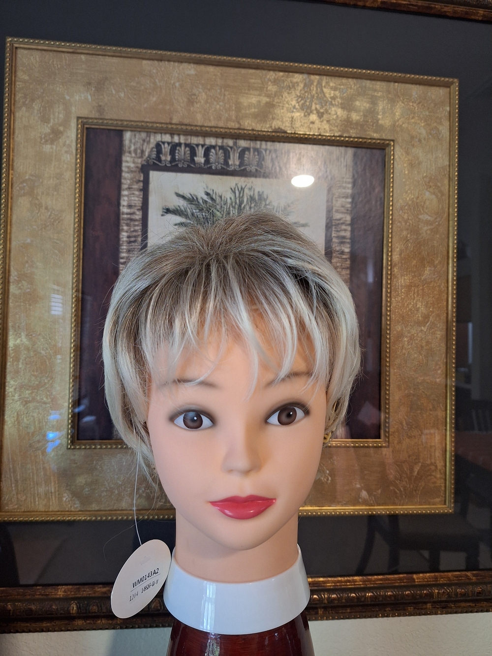 Short Layered Women's Wig in Ash Blonde - Unbranded